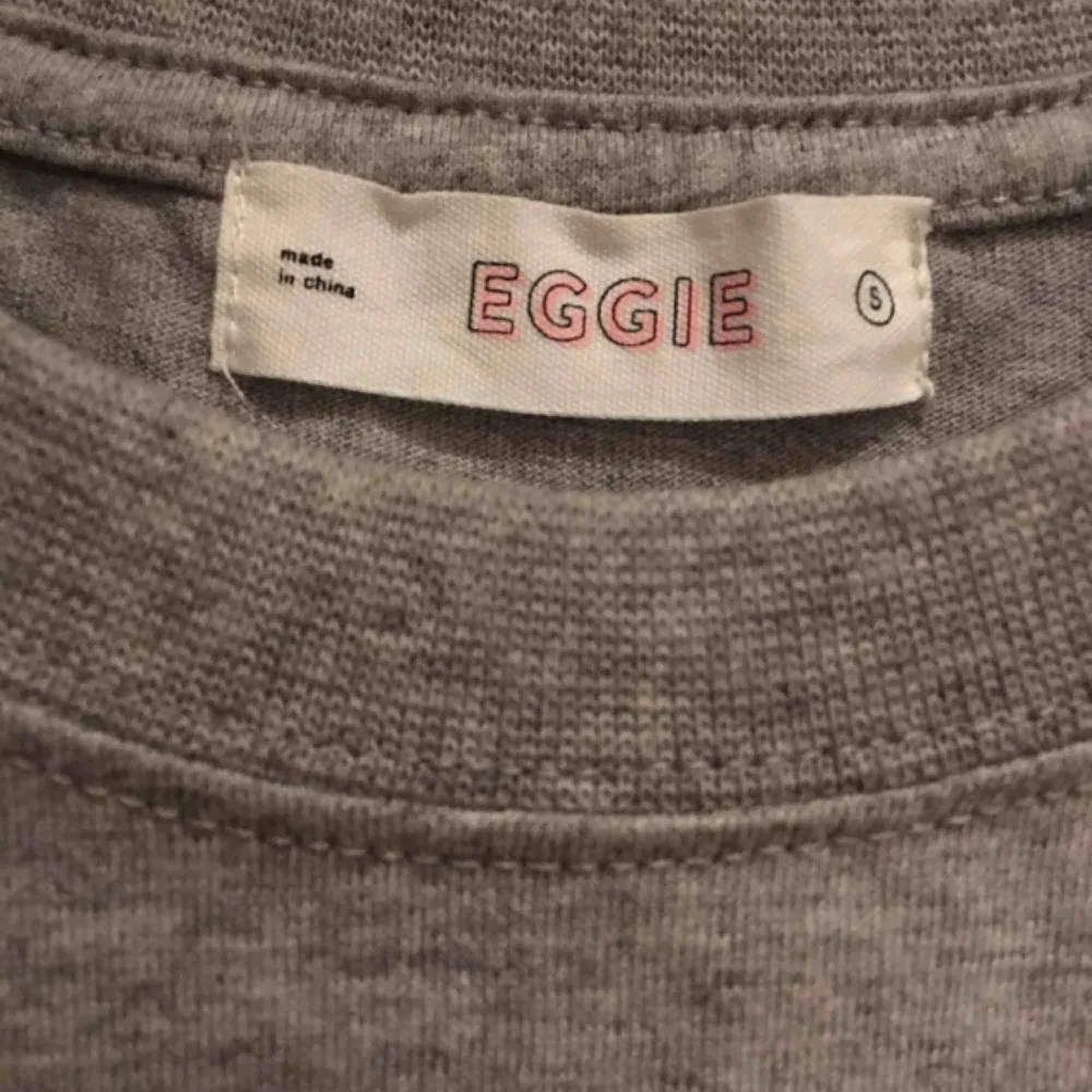 T-shirt från märket Eggie av Youtubern Jenn Im. Jätteskönt och tjockt tyg (inte billigt hm trams) som verkligen känns välgjort. Skulle säga att Medium också kan ha den. Sparsamt använd och säljs eftersom att jag glömmer bort att jag äger tröjan.. T-shirts.