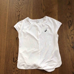  - Oanvänt asics t-shirt inköpspris 299kr 