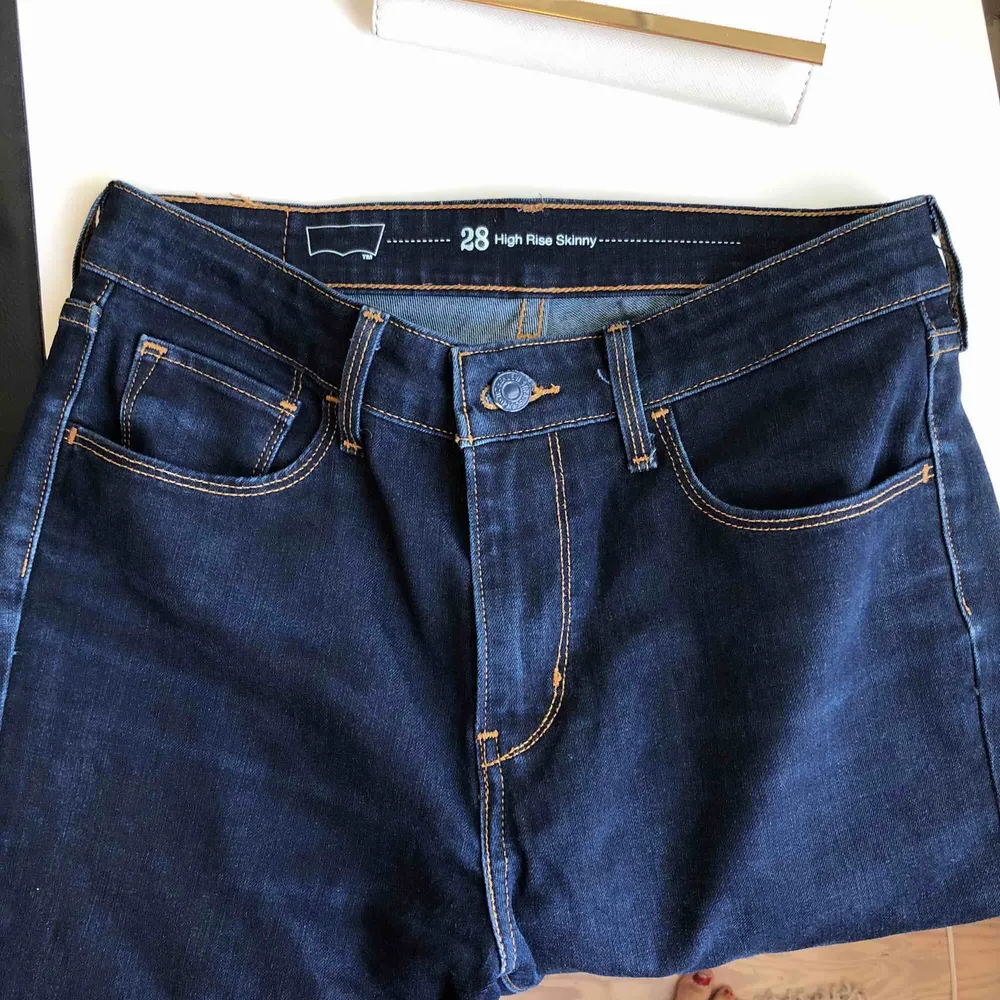 Jättefina och högmidjade jeans från Levis. Säljer för att de tyvärr är för små för mig. Köparen står för frakten. Jeans & Byxor.