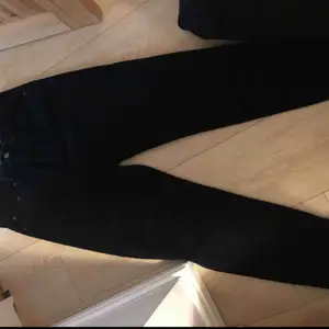 Ett par svarta jeans som jag beställde från Pull and bears hemsida som jag har använt 1 gång. Jättesnygga men har tyvärr inget intresse för dom längre😊  Kan fraktas om köparen betalar frakt!