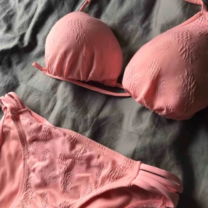  - Överdel storlek 40 (liten i storleken)  Underdelen storlek 36 Kan såklart fraktas om du betalar frakten, fråga ifall du har frågor så svarar jag direkt!😊💕