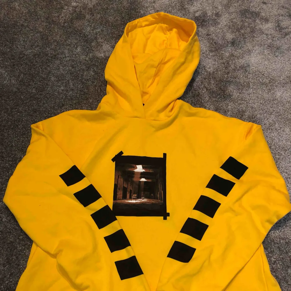 Suuupppeerrr snygg gul hoodie från Linn Ahlborgs kollektion, använd 1 gång så den är som ny  Fraktar spårbart 63kr . Hoodies.