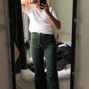  - Säljer mina asballa ”jeans” från NA-KD. Köpte förra julen men har knappt använt de då de är för korta på mig (jag är 171cm) :( jättesynd för jag tycker de är ascoola och de passar till massa tillfällen. Som nya då jag bara använt de 3 gånger