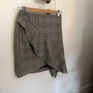 Rutig kjol från H&M, oanvänd!   Kan mötas upp i Stockholm, annars exkl frakt 🌸🌸