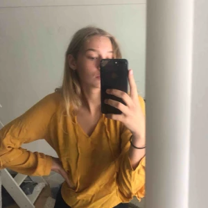  - Fin senapsgul blus! Färgen stämmer överens med bild ett och tre👍🏼 frakt kostar 40kr!