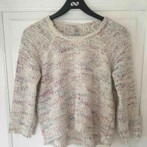  - Mysig stickad tröja från River Island! Inköpt i England. Bred, lös passform runt kroppen. Trekvartsärmar. Något längre bak, se bild 2.  Frakt ingår i priset. 