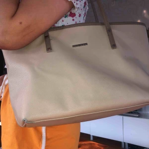  - Då vart det dags att sälja gamle goingen! Äkta björnborgväska, perfekt till skolan etc och är väldigt rymlig. Beige färg med silverdetaljer.