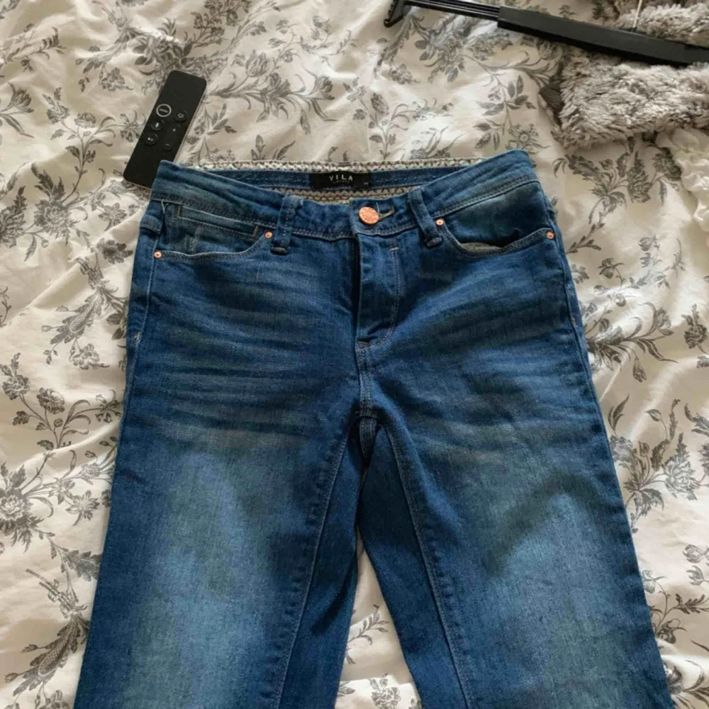 Bootcut jeans med hög midja och slitningar från vila i strl Xs men väldigt stretchiga så passar även S, aldrig använda! Bjuder på halva frakten vid snabb affär💕. Jeans & Byxor.