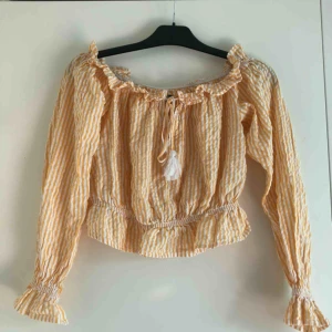  - Fin off shoulder top från BikBok strl S 