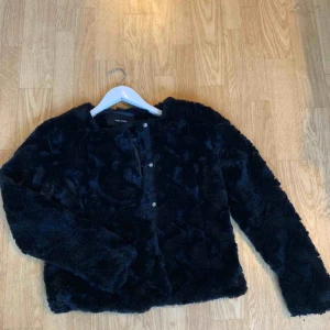  - Fluff-jacka i sparsamt skick. 