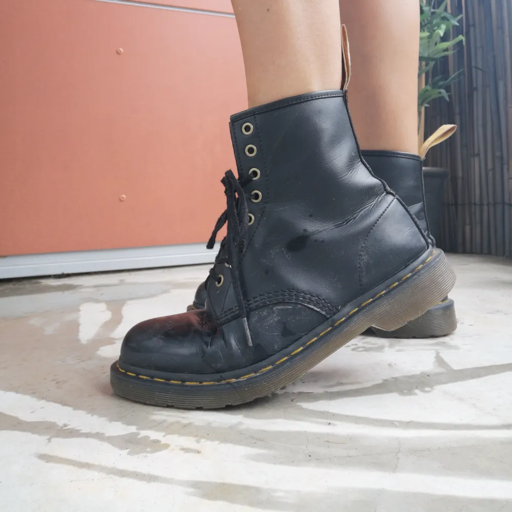 Äkta veganska (skinnimitation) Dr. Martens köpta förra vintern använda max 5 gånger. Nypris ca 2000kr. Övrigt.