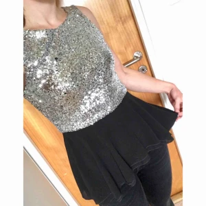  - Paljettopp med snygg passform och djup rygg. 