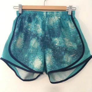  - Shorts från Nike och HM, 3/4 träningsbyxor från Nike. Passar 38or men även 36or. Säljs i paket! Kom med bud! Pengarna från försäljning går till naturvårdsverket ❤