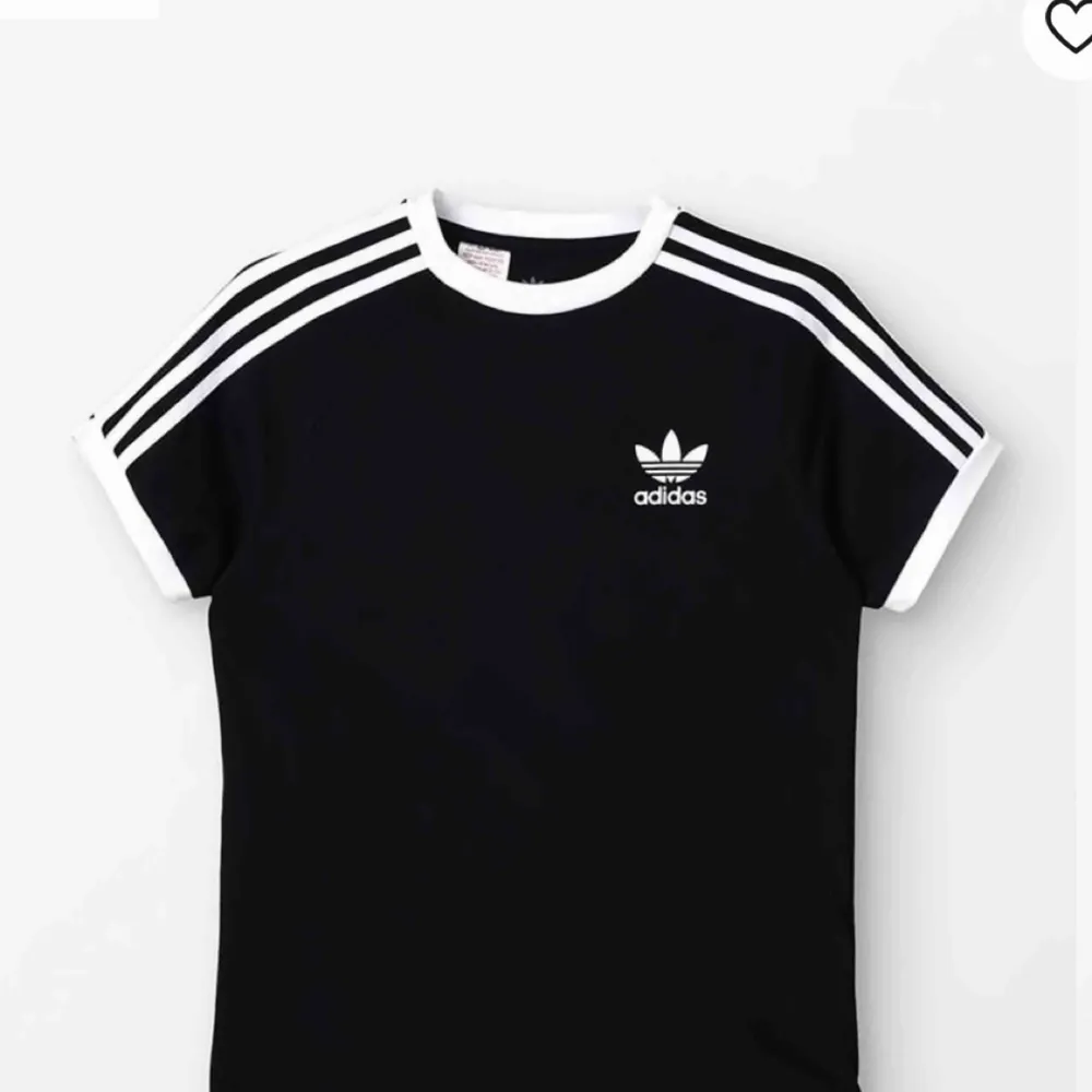 Oanvänd T-shirt från Adidas. Köpt för 350kr. Passar mig som har S. T-shirts.