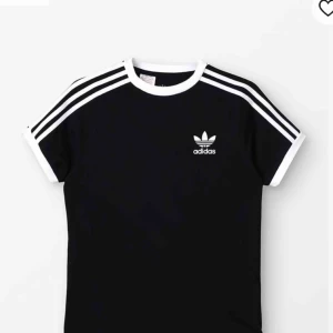  - Oanvänd T-shirt från Adidas. Köpt för 350kr. Passar mig som har S