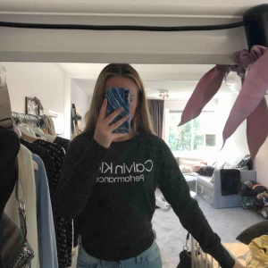 - Supermjuk tröja från Calvin Klein performance. Köpt för 700kr och aldrig använd därav högre pris. såljer då jag inte fått användning för den. 