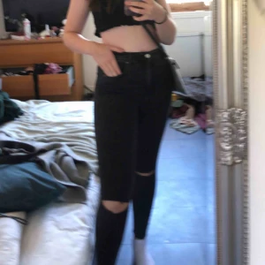  - Svarta jeans från Zara. Små i storleken. Två egengjorda hål. Skinny jeans modell. Högmidjande. Stretchiga. Frakt: 36-56kr