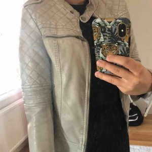  - Snygg skinnjacka (fake skin) 