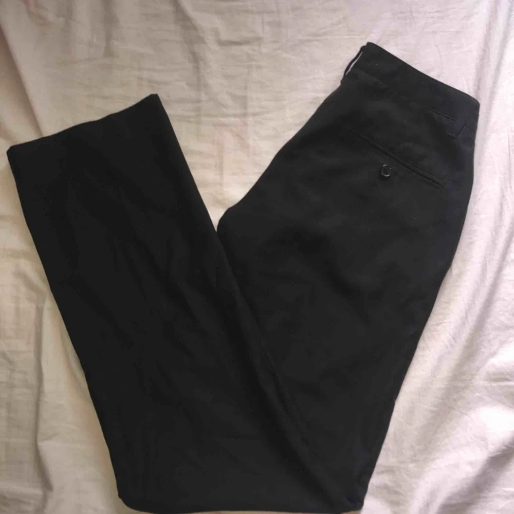Svarta kostymbyxor 🖤 midjan är insydd så den passar S-M. Jeans & Byxor.