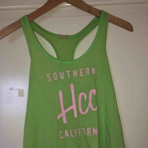 Hollister linne - Ett linne från Hollister, väldigt bra skick, storlek XS men stor i storlek