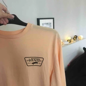  - En as snygg, orange/korall färgad långärmad tröja ifrån märket vans! Bild nr 2 är ryggen så den har även tryck bak. Frakt tillkommer på 39kr🌸🌸