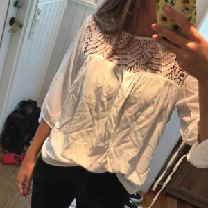 - En vit blus med lite spets upptil! Storlek S från märket 365. Köparen står för frakten. Hör gärna av er om ni är intresserade eller har några frågor<3