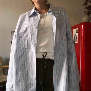  - Perfekt oversized skjorta, herrstorlek men snygg på mig som är S. Köpare betalar frakt. 