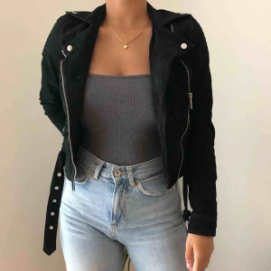  - äkta mocka jacka. från vero moda. FRAKT INGÅR