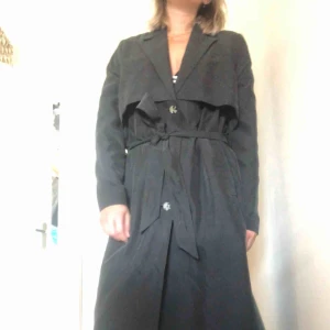  - Fin kappa från Monki. Går nedanför knäna. 