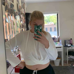  - Vit topp med öppen ryggsom man knyter nere, långa ärmar. Från boohoo, men tycker den är lite liten för mig så därför jag säljer den. Köparen står för frakt för 20 kr! 
