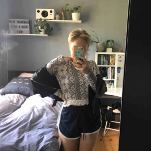  - Superfin och skön långärmad tröja från H&M, den är croppad och är väldigt tunn. Längst ner har den en spetskant. Jag är S och den passar mig, så jag skulle säga att den passar XS-S