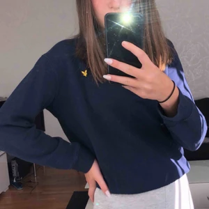  - superskön marinblå lyle&scott sweatshirt ifrån kidsbrandstore, den är i barnstorlek men passar finfint på mig som är xs köpare står för frakt