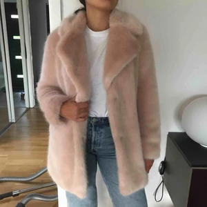 Pälsjacka - Rosa fakepäls kappa perfekt till hösten/vintern! Använd endast 3 gånger! Nypris: 999kr