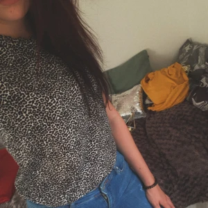  - * Helt OANVÄND tshirt * Kan samfraktas med mina andra varor