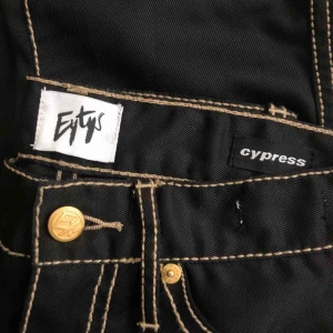  - Eytys-jeans i modellen Cypress! Köpta här på Plick men tyvärr för små för mig. Storlek 27 i midjan och 32 i längd, de motsvarar en 34-36/XS. Superfint skick! Köparen står för frakt 60kr. 