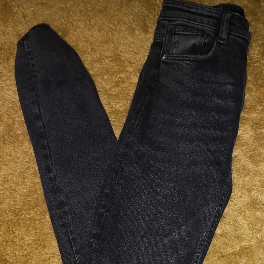 Ett par extremt fina byxor från Zara som är helt oanvända! Därför säljs dom:(( dom är svart/gråa en extremt snygg färg enlig mig. Köparen står för frakt ❤️. Jeans & Byxor.