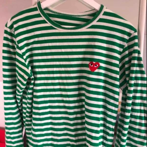  - Grönvit-randig tröja liknande Comme des Garçons. Fraktar och möta i Stockholm! Går att pruta på
