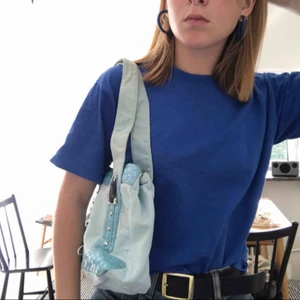  - Super fin ljusblå, rymlig väska, använd fåtal gånger, köpt second hand, i bra skick!!💙💙 priset går att diskutera vid en snabb affär, om det inte går att mötas upp så står köparen för frakt✨✨