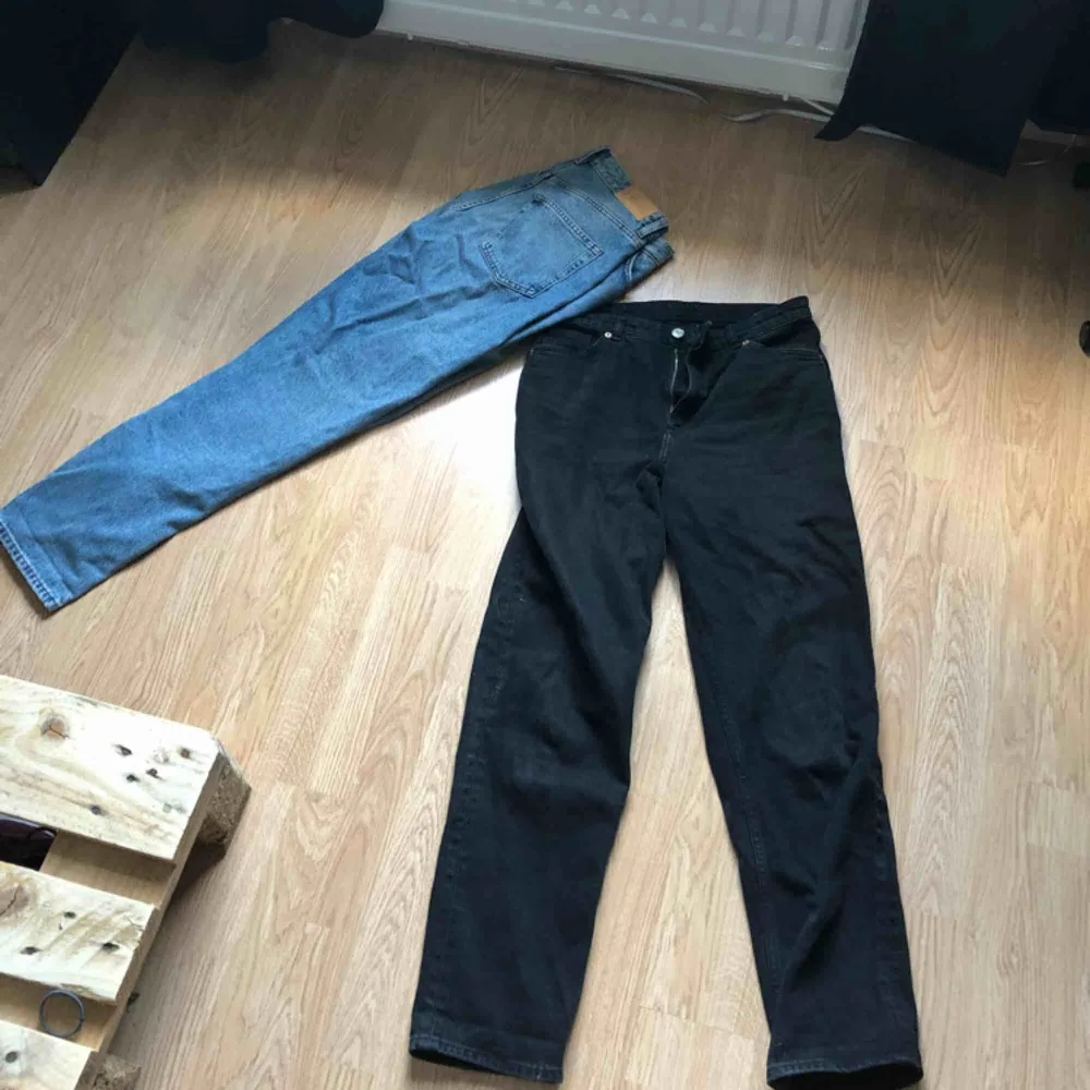 Säljer blåa sparsamt använda jeans från Monki eftersom de inte används så mycket. Köpta för 400kr styck, men säljer 200kr(pris kan diskuteras). Hämtas i Borås annars står köparen för frakten. Inga repor påpådem och de är fortfarande relativt nya:). Jeans & Byxor.