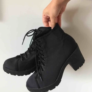  - Casual skor med klack, inte så höga och väldigt bekväma! Knappt använda, säljer eftersom jag har två nästan likadana