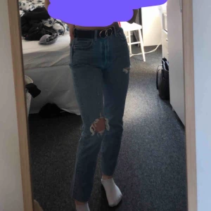  - Supersnygga 501 Levis jeans med slitningar! Frakt tillkommer 💕