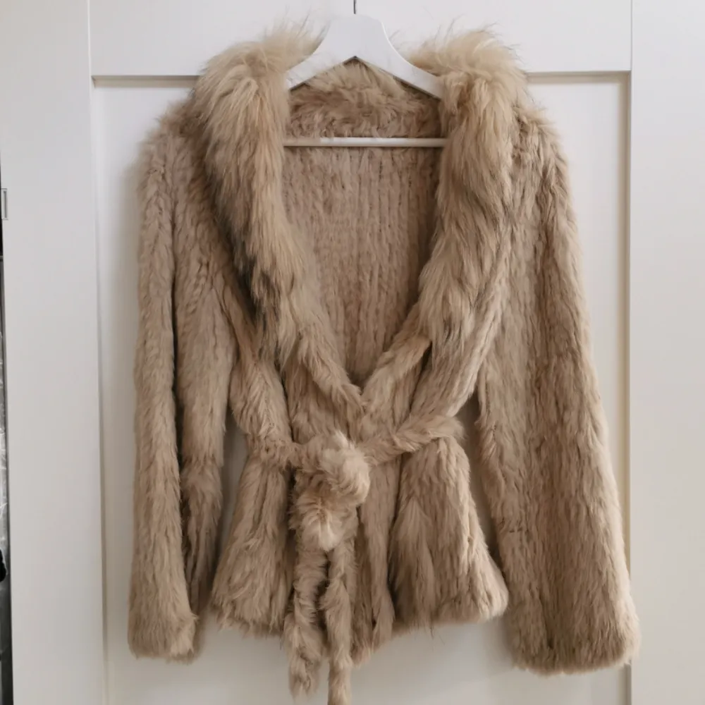 Säljer min favorit jacka från Monroe World. Köpt i vintras och den är knappt använd. Säljes då den bara hänger i garderoben och inte kommer till användning. Köpt för 3500 kr. . Jackor.