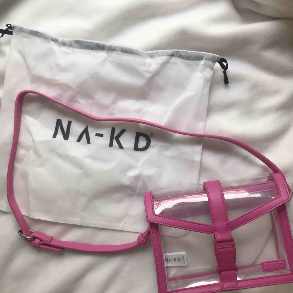 En genomskinlig väska från NA-KD | Plick Second Hand