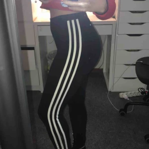 Adidastights - Säljer mina jättefina leggings från adidas. Säljs pga att de är för långa för mig (är 155cm).