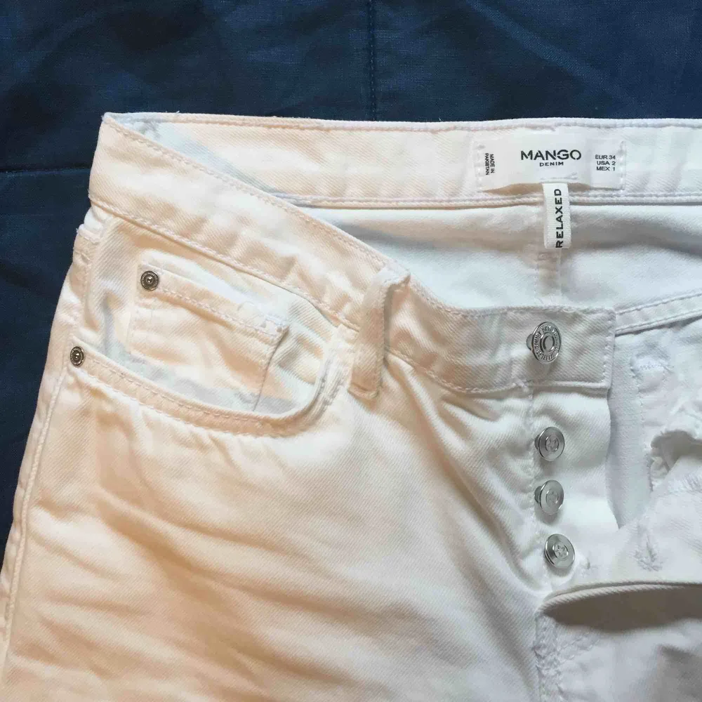 Vita snygga jeans från Mango! Använda typ 3 gånger. Frakt ingår i priset✨. Jeans & Byxor.