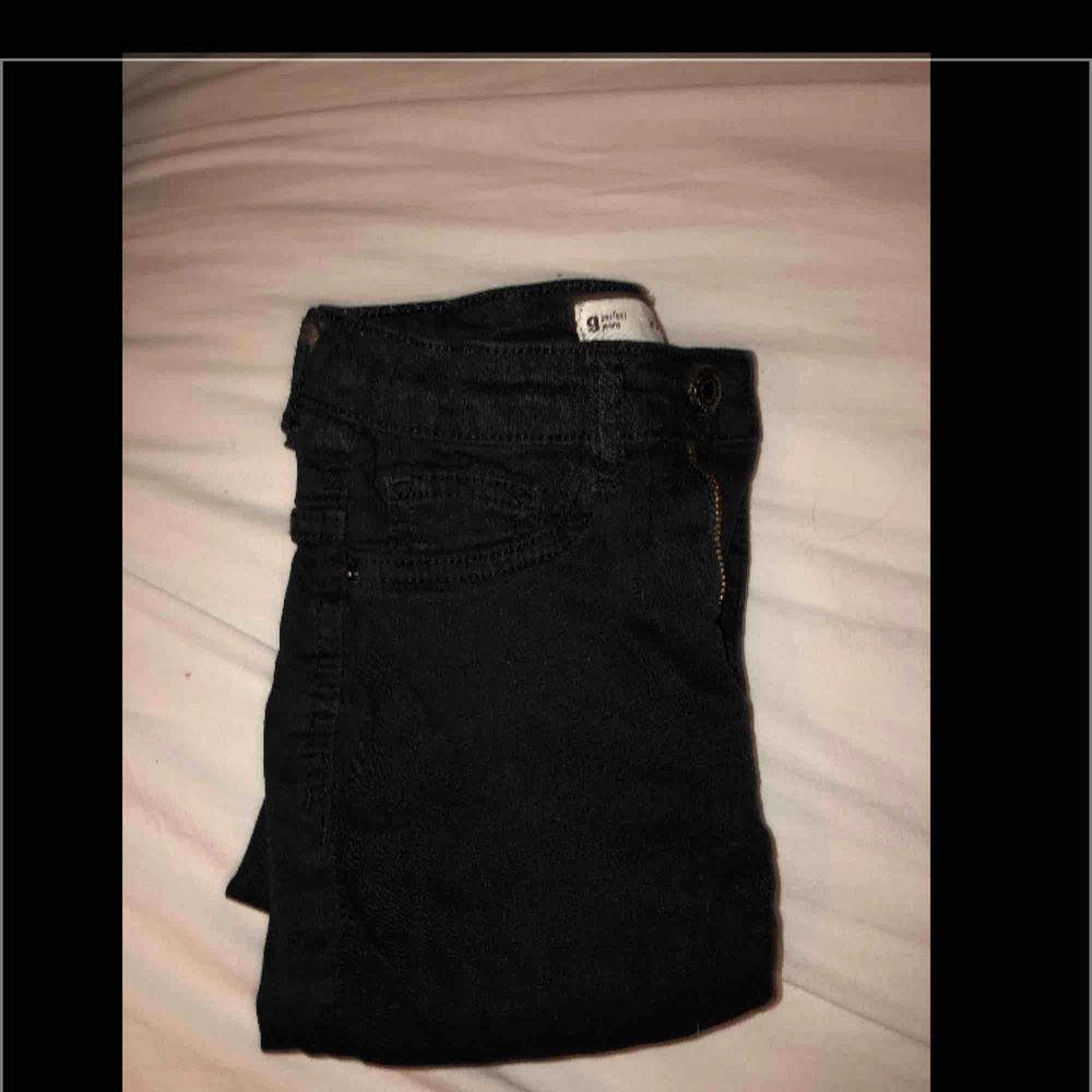 Super snygga svarta Molly jeans från Ginatricot😝 dom är lite använda men kommer i ett super bra skick ändå:) nypris : 299kr ( frakt tillkommer )💓. Jeans & Byxor.