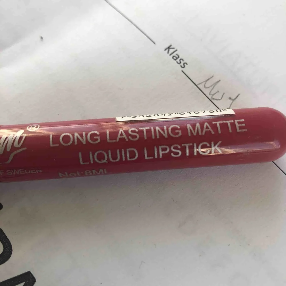 Ett veganskt liquid lipstick ifrån glam med plasten kvar helt oanvänt! Säljer pga använder inte läppstift❤️. Övrigt.