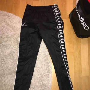  - Ett par as snygga och coola kappa byxor som jag tyvärr måste sälja då dem är för små för mig.