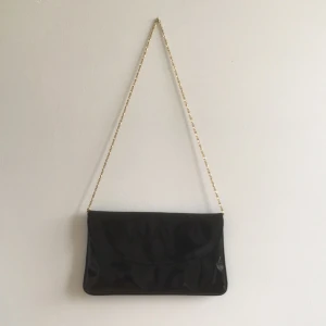  - En superfin väska med en hyfsat kort guldkedja (passar bäst att ha hängandes på ena axeln). Den har lite repor som bara syns på nära håll.  Frakt förekommer annars möts jag upp i stockholm🦋