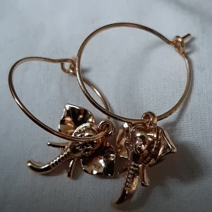  - Örhängen med elefanter på. Går att ta av elefanterna om man vill. Väldigt fina. Jag bjuder på frakten. 